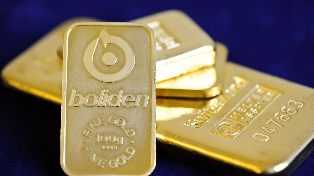 Gold price plummets to lowest level since December