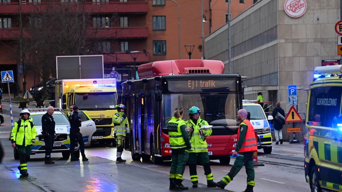 Fire extinguisher sprayed on bus - chaos in traffic