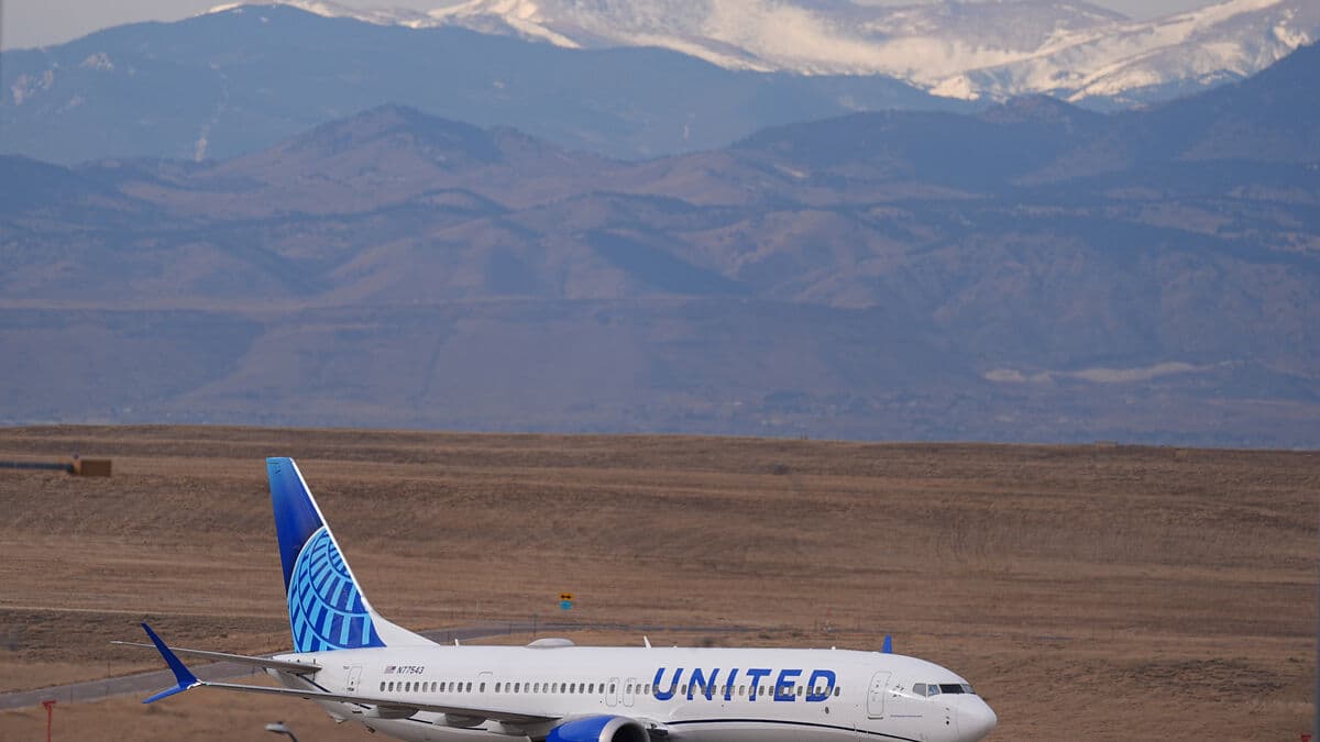 Oil crisis affects American and United Airlines, cancels flights