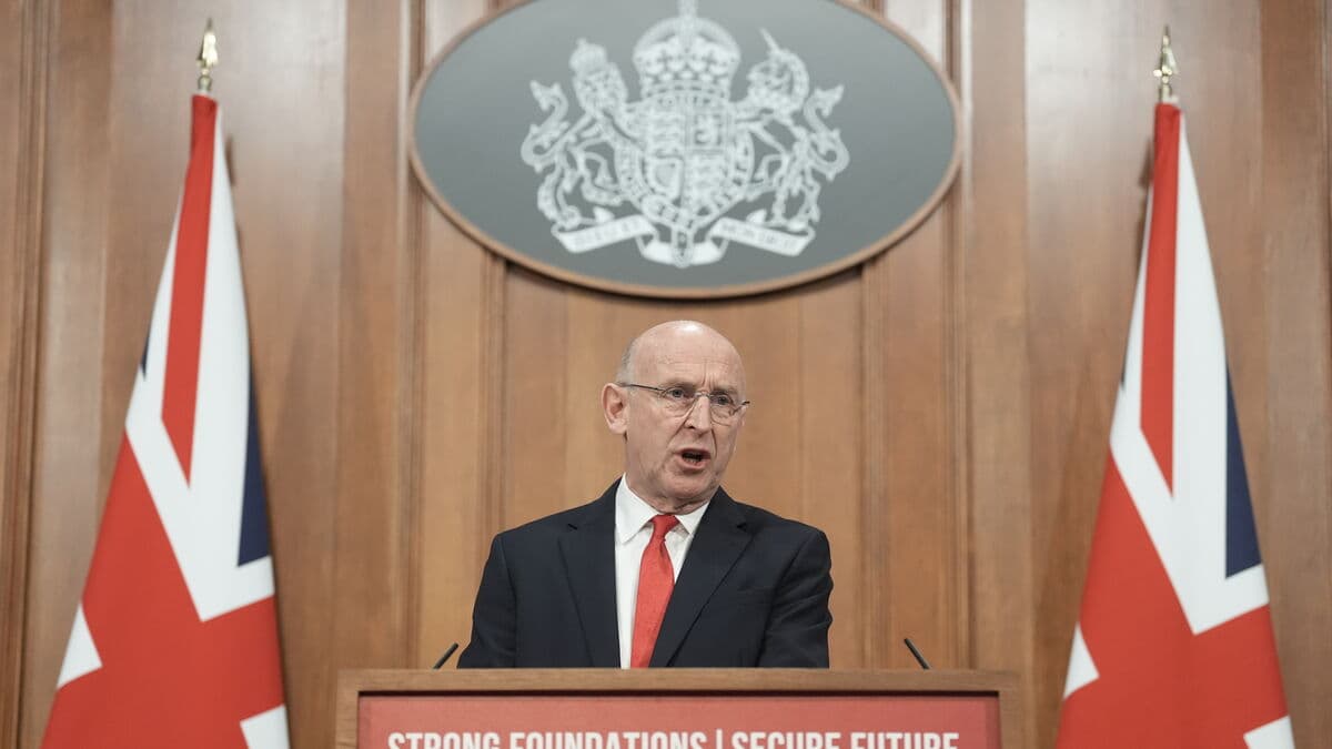 Following Russian ship off the coast: "We'll see you"