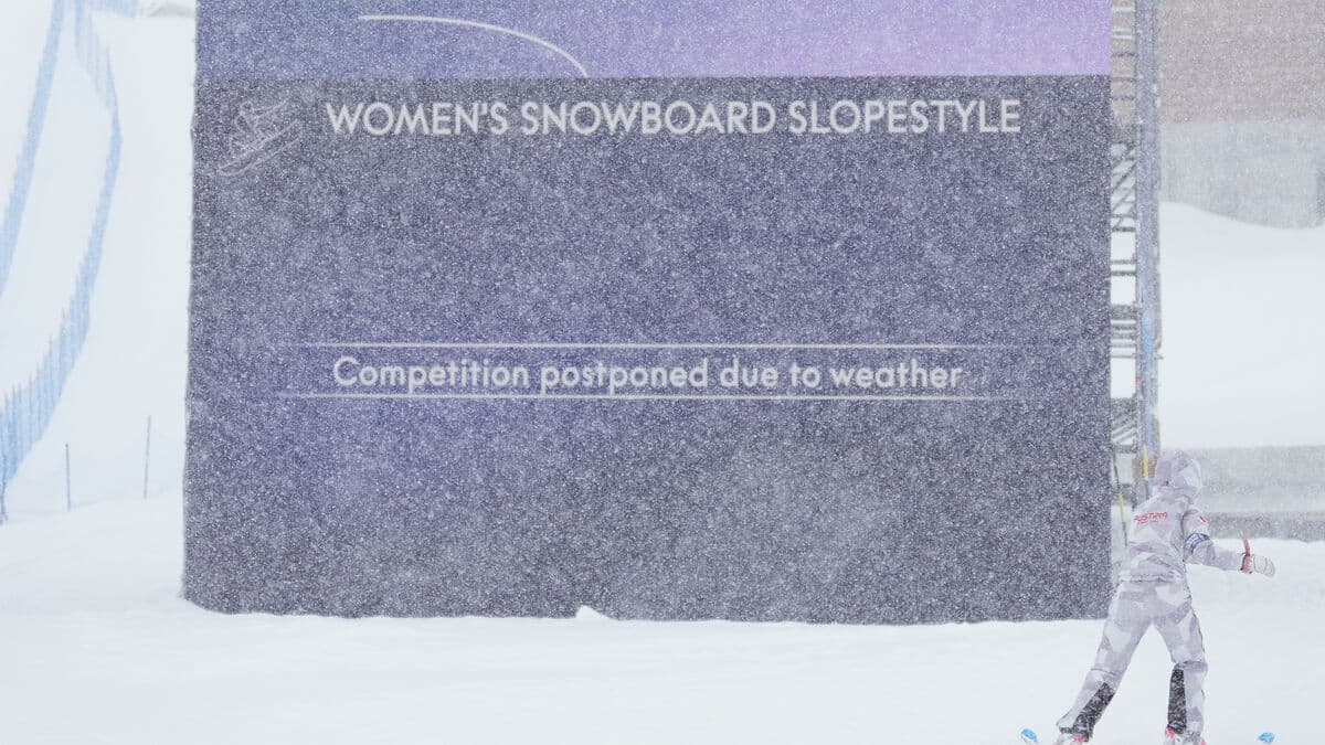 Snow chaos moves Olympic final - to be decided a day later