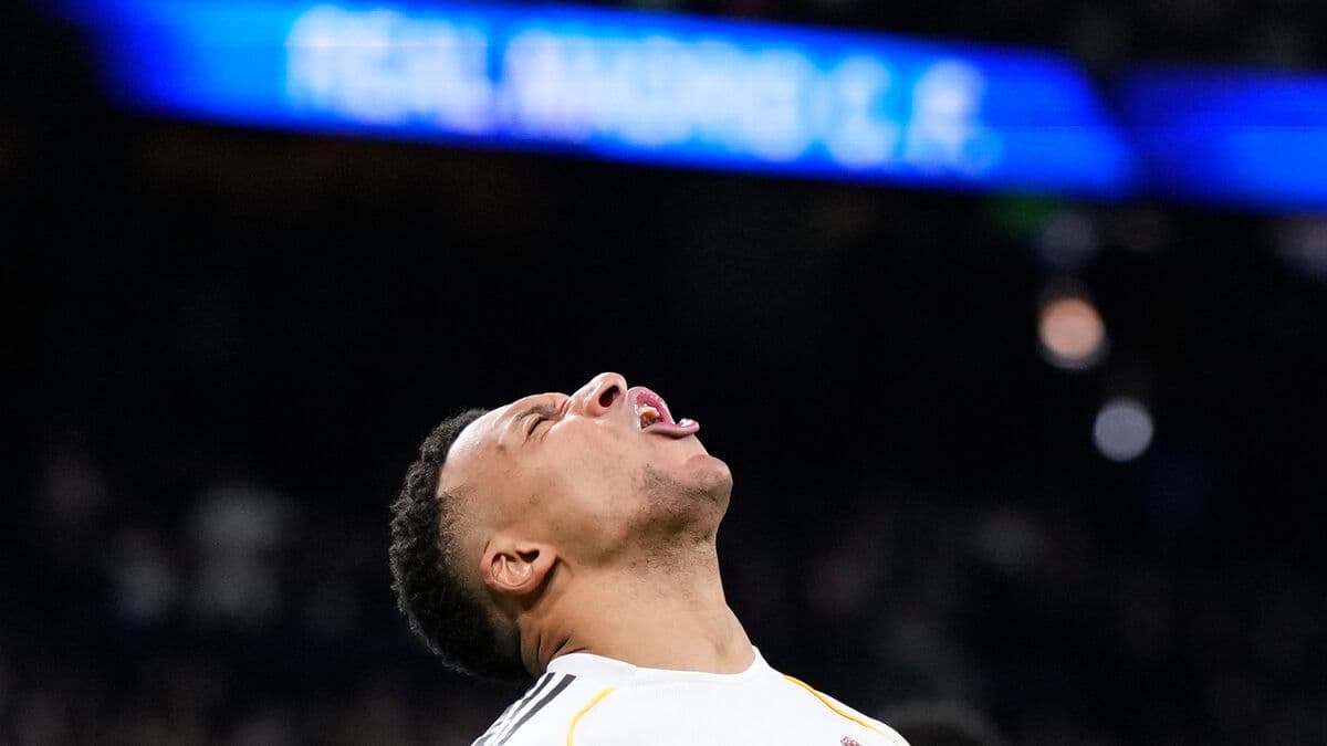 Kylian Mbappé to miss at least three weeks with knee injury