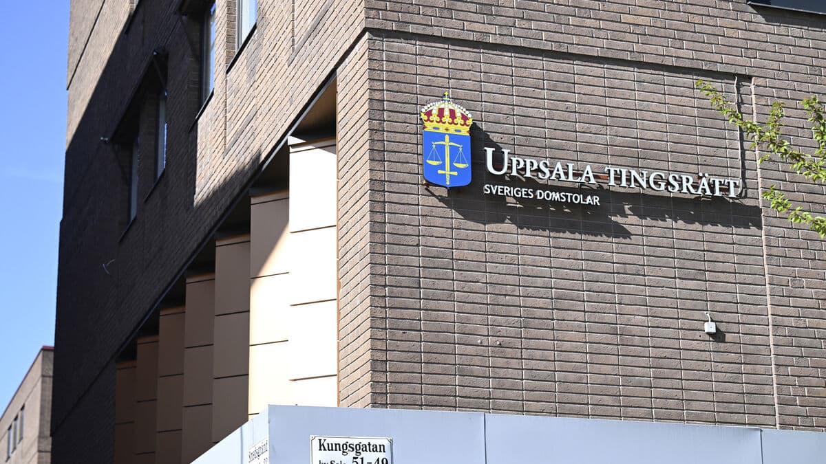 Prosecutors charged with wrongful arrest