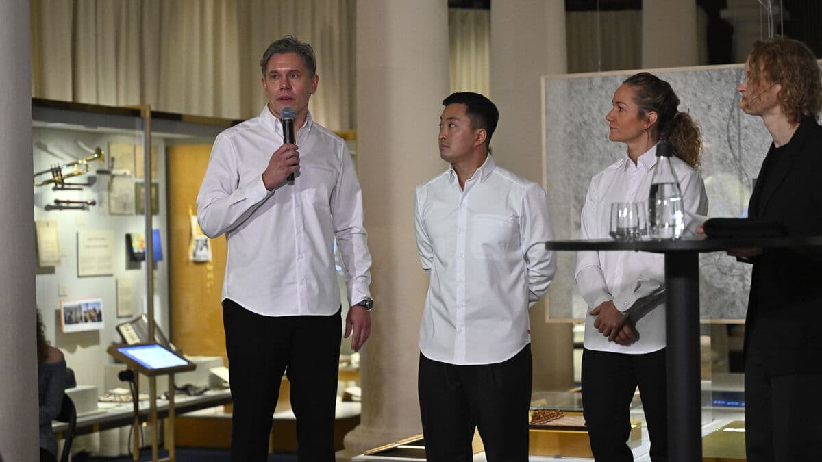 They fix the food at the party of the partygoers