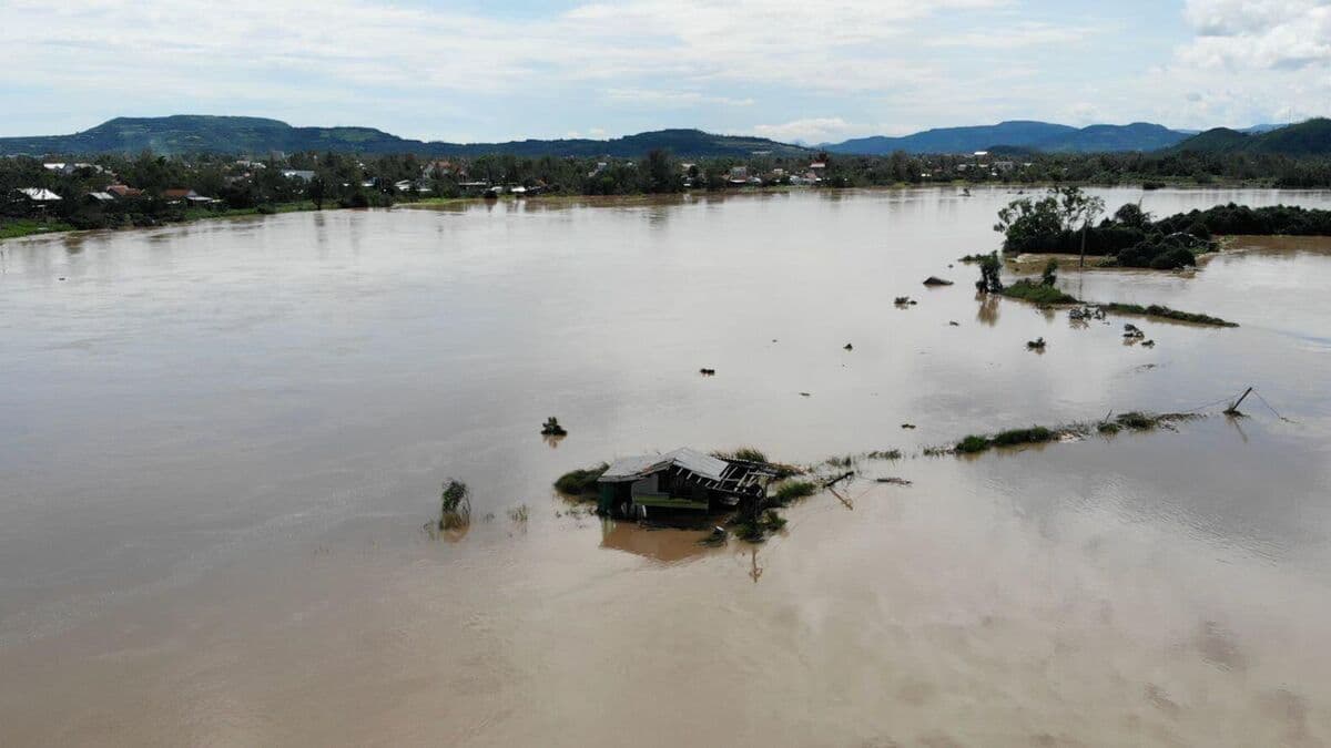 90 dead in floods in Vietnam