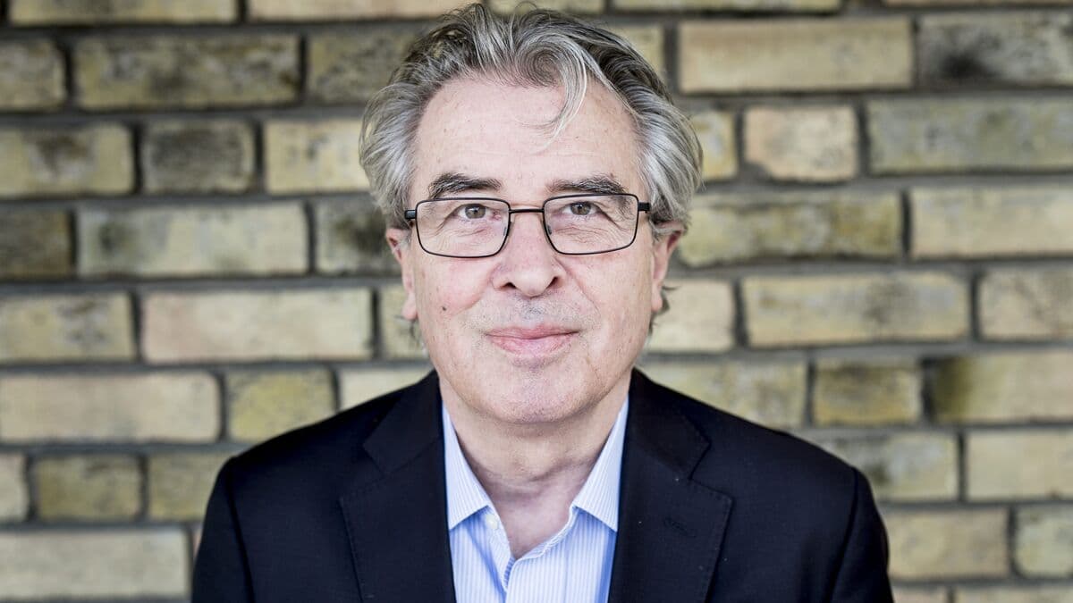 Staffan Scheja plays with young stars