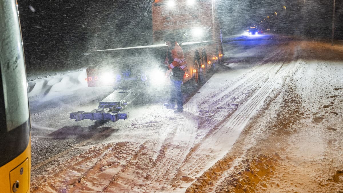 Snow and ice causing traffic problems in southwestern Sweden