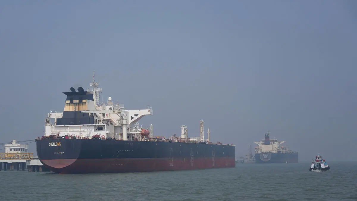 Oil tanker bound for Pakistan passes through Strait of Hormuz
