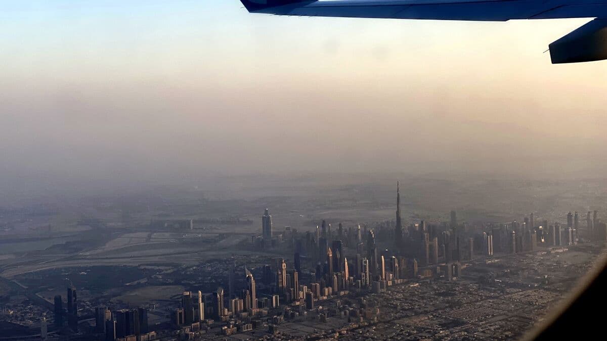 Airlines resume flights despite threat of war