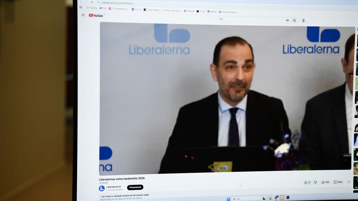 Liberal Party's chaotic national meeting attracts large audience