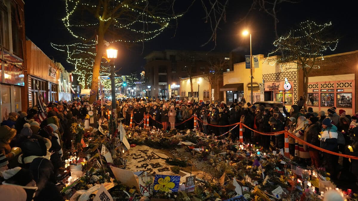 Chased by ICE, he says he saw Alex Pretti being shot