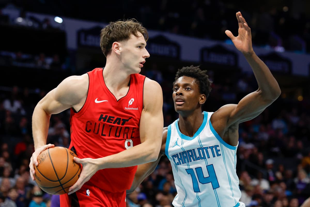 Pelle Larsson's Ankle Injury Sidelines Him in Miami's Loss to Chicago