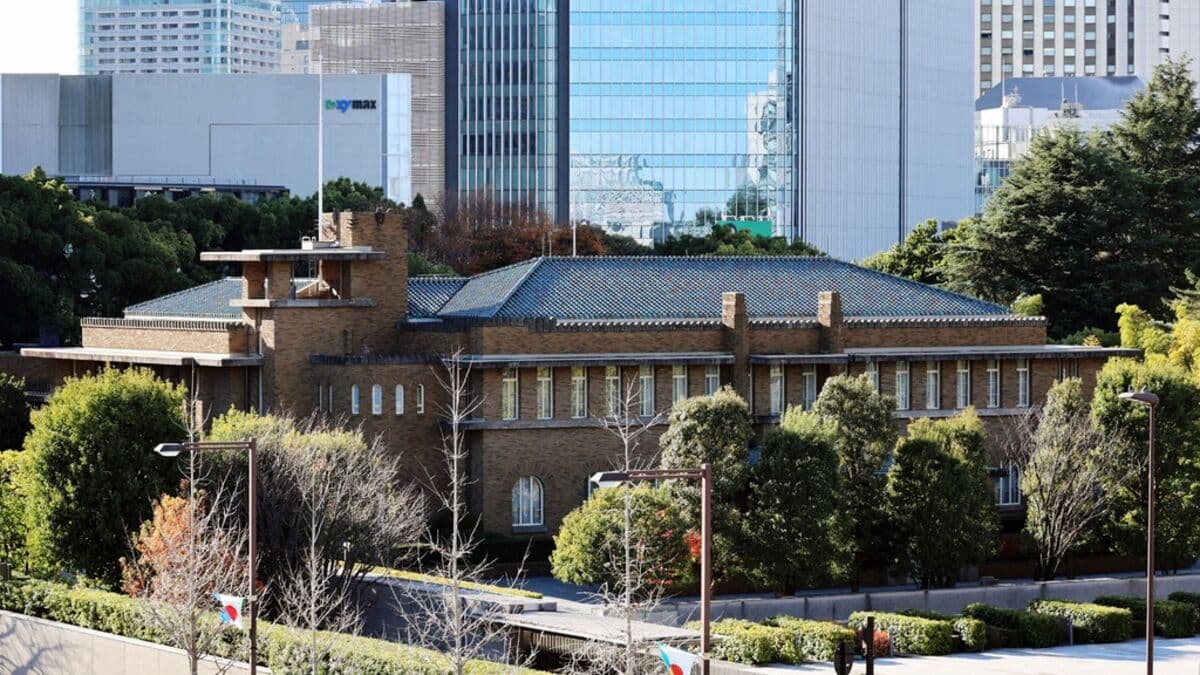 Japanese Prime Minister Moves Into Official Residence Said to Be Haunted