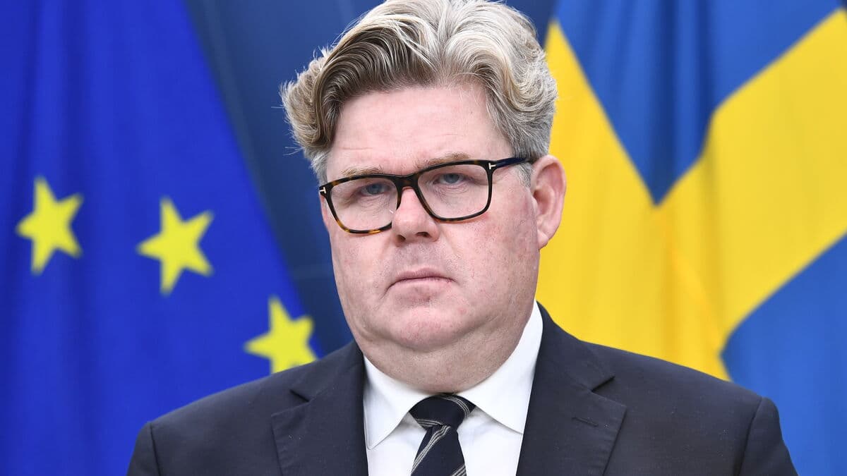 Strömmer disappointed: Authorities must share more info