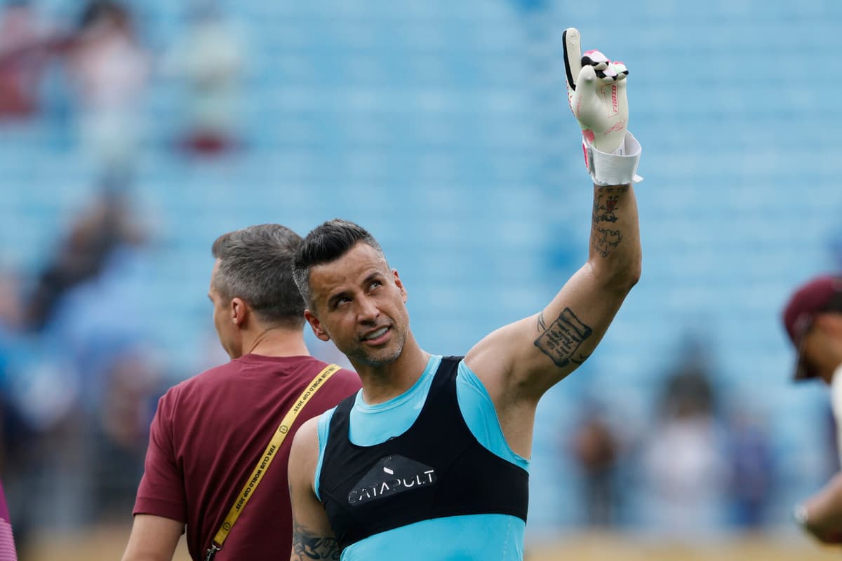 Fluminense's Fabio Sets World Record for Most Football Matches Played