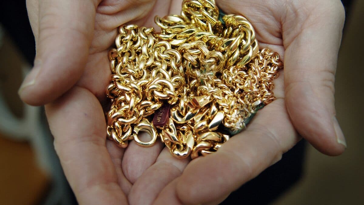 Gold Prices Surge as Complaints Against Private Sellers Rise