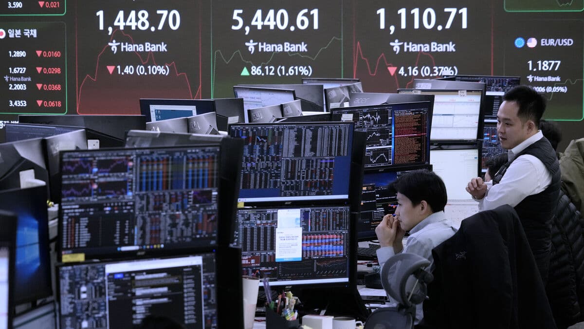 Lukewarmness in Asian stock markets as South Korea's Kospi up 2.7 percent, Hong Kong's Hang Seng down 0.8 percent