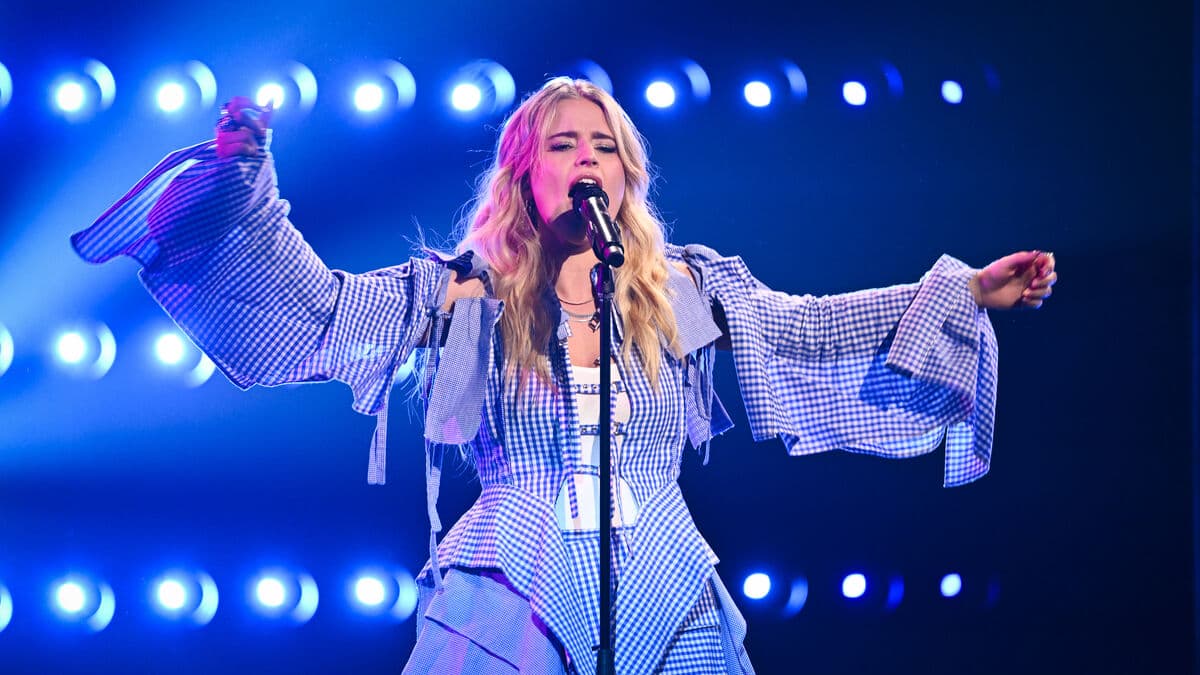 "Idol"-Tuva back in the school choir