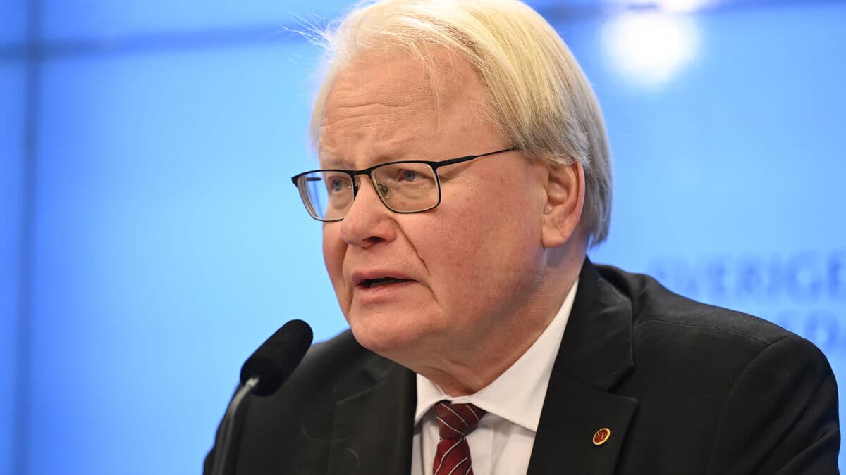 A: The government breaks its promise on defense talks in Sweden