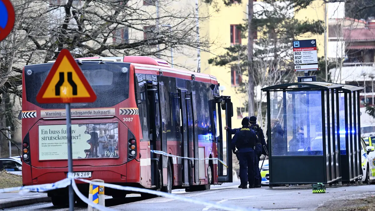 Shooting on bus at school - 18-year-old man seriously injured
