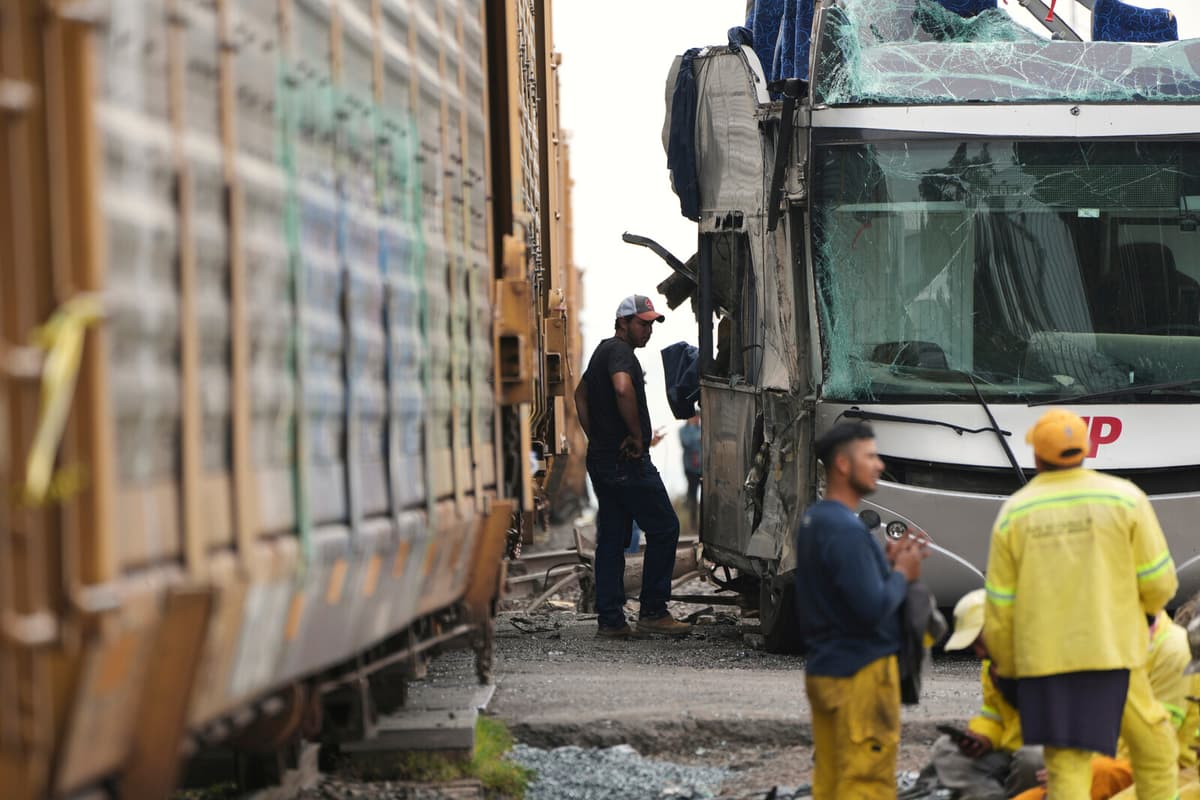 At Least 10 Dead in Mexico Train and Bus Collision