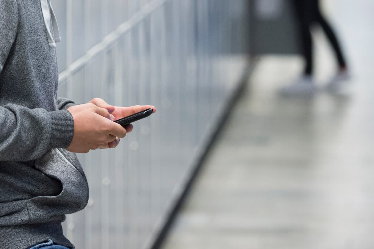 Swedish Teachers' Union Criticizes Yet Supports School Mobile Ban Proposal