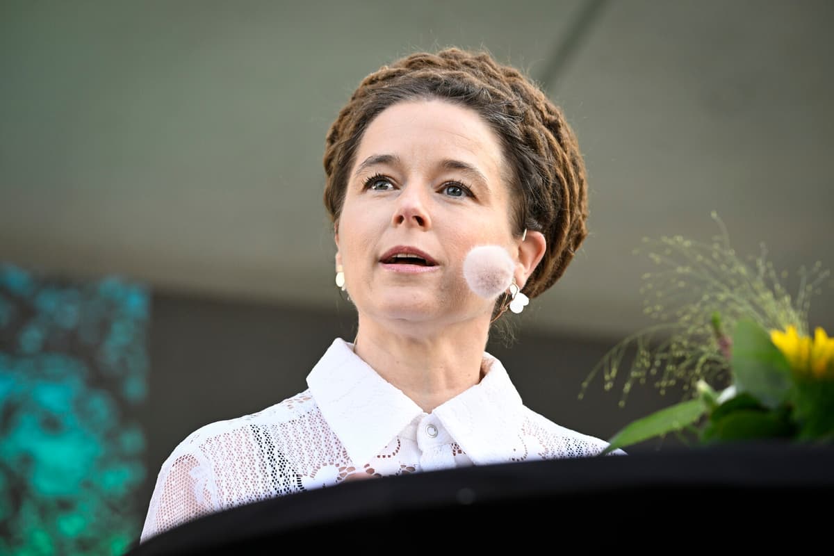 Amanda Lind Criticizes Kristersson's Climate Policy at Almedalen