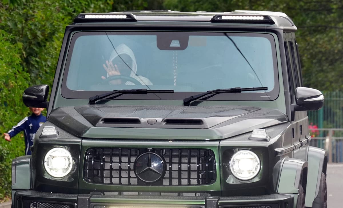 Alexander Isak Spotted at Newcastle Training Facility Amid Club Dispute