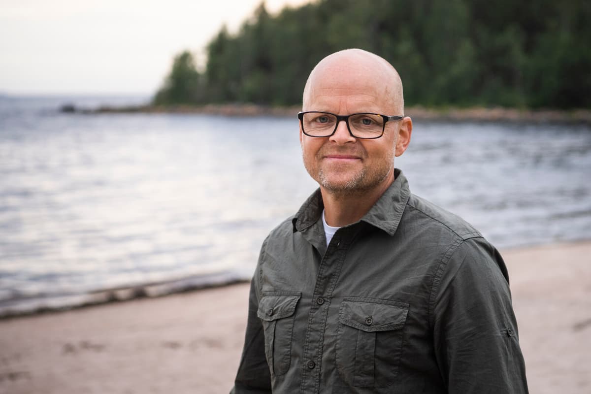 Storm Halts Robinson TV Show Filming in the Philippines