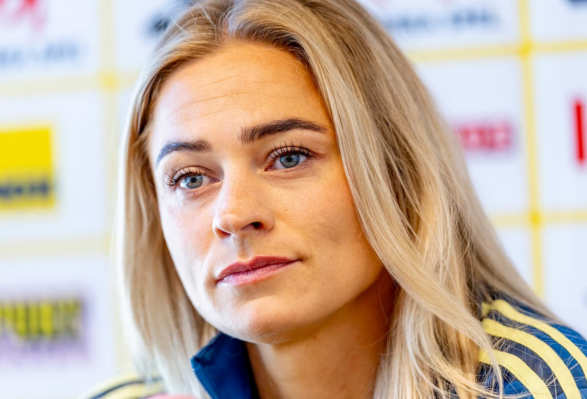 Rolfö Shines with Assist in Super League Debut for Manchester United