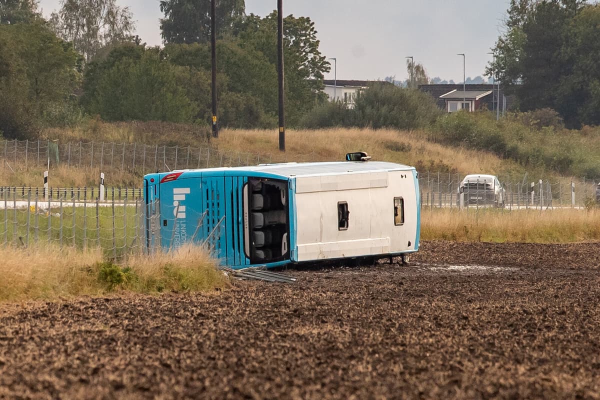Bus Overturns on E4 in Linköping: Two Seriously Injured