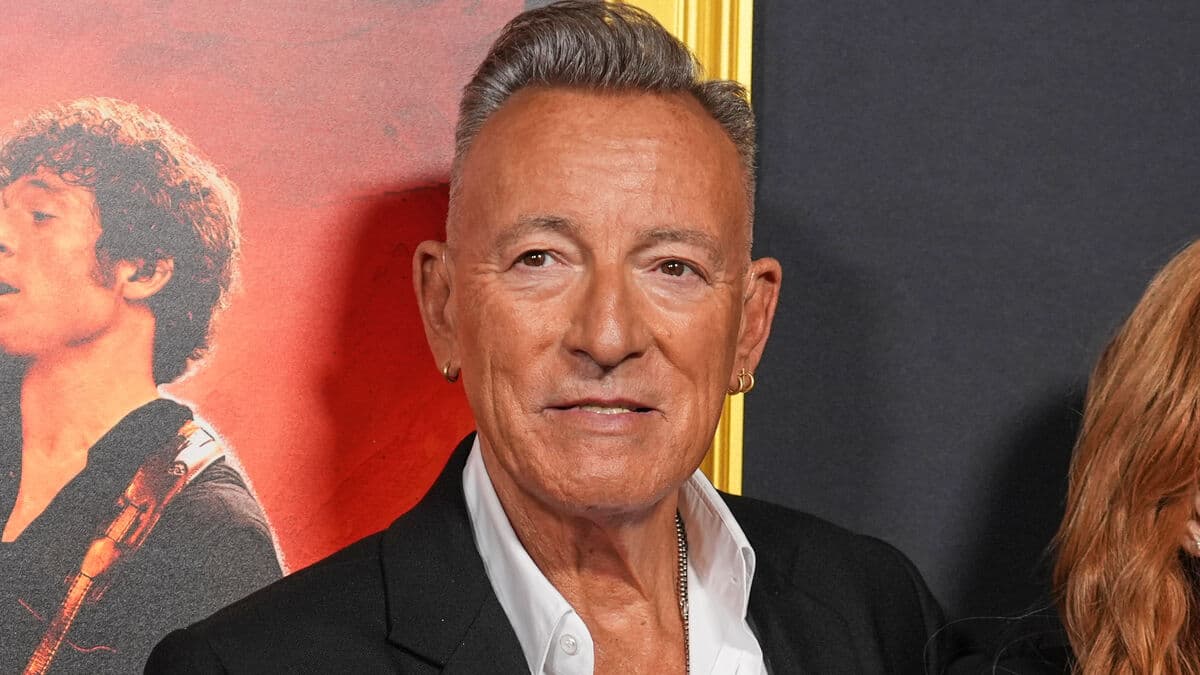 Bruce Springsteen appeared on stage in Minneapolis and played brand-new song Streets of Minneapolis