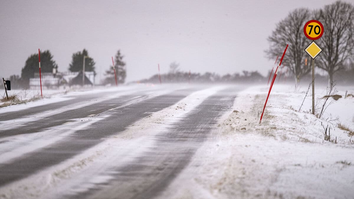 Warning of slippery ice – "gets slippery very quickly"