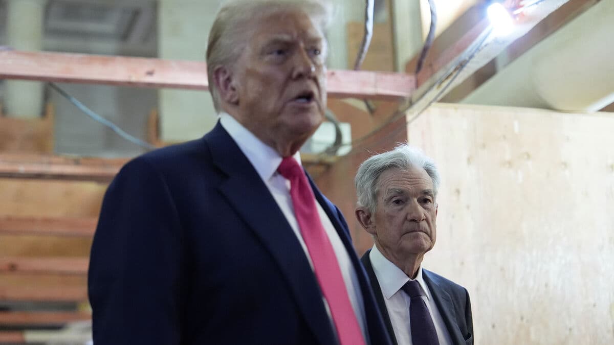 Dollar plunges after Trump threatens Fed chief