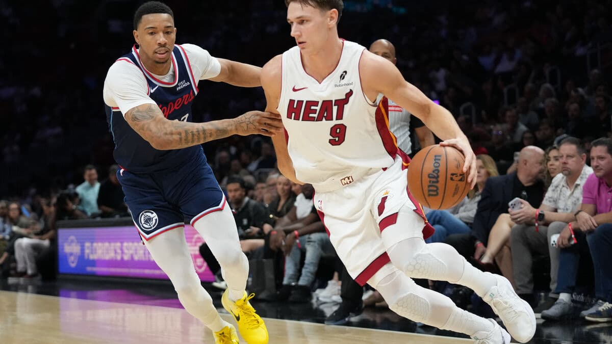 Pelle Larsson left the match with an injured foot