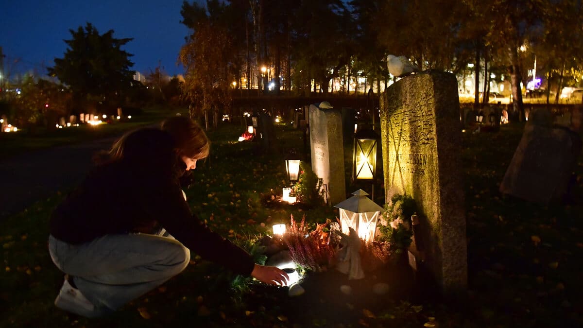 Bigger than Christmas – millions of Swedes light candles