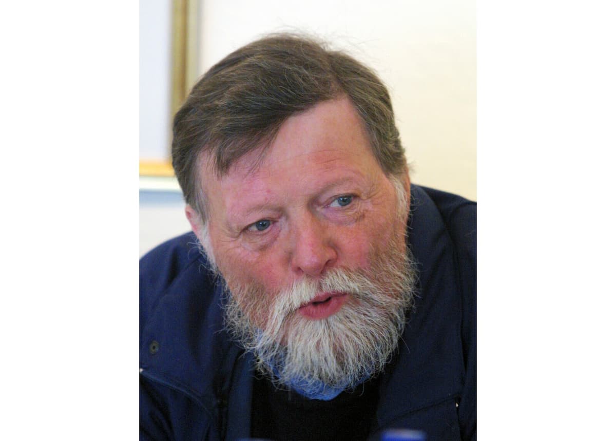 Danish Film Producer Per Holst Passes Away at 86