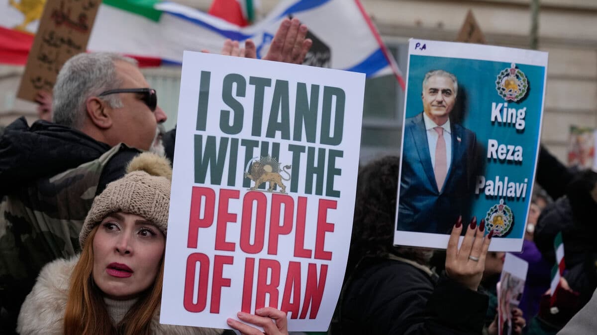 Demonstrations in support of Iran's protesters held in London, Paris and Istanbul