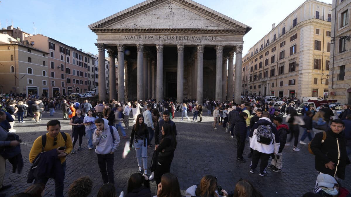 Tourist Dies After Fall from Rome's Pantheon Wall