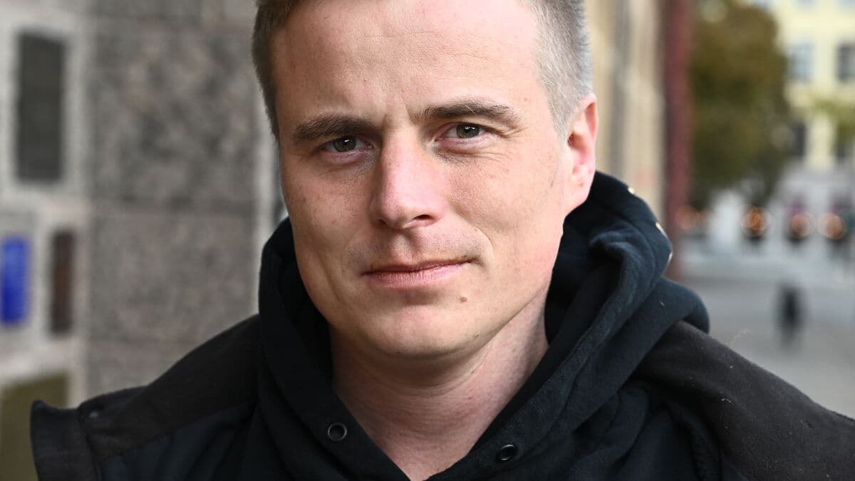 Man Declared Dead by Mistake Fights for System Change