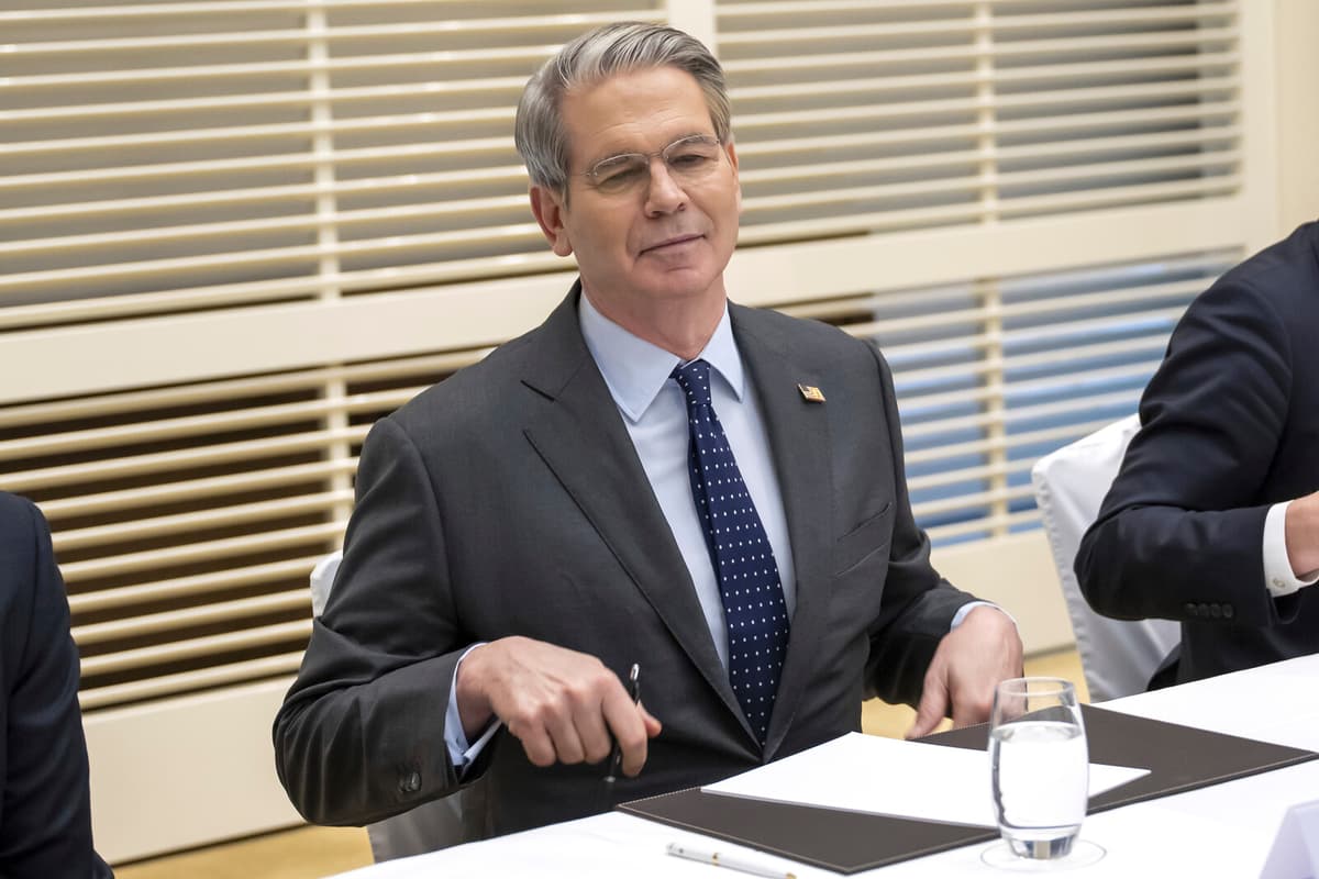 Dollar Drops After Trump's Tariff Announcement