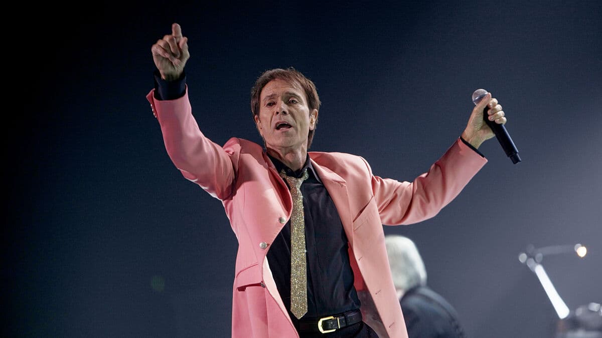 Cliff Richard diagnosed with cancer