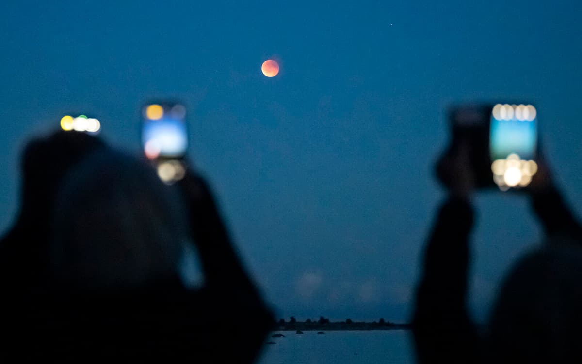 Blood Moon Visible Across Sweden and Europe Tonight