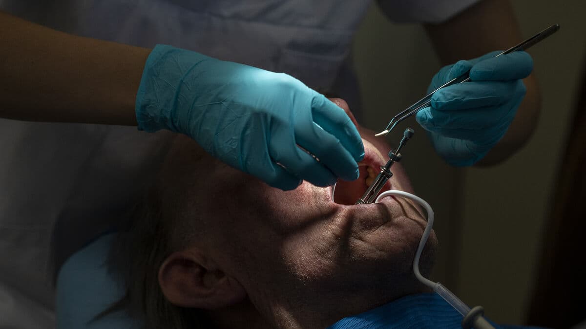 Elderly people receive strengthened high-cost protection for dental care