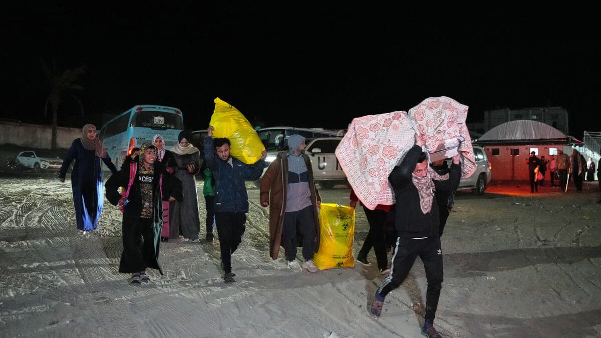 Few people get past Gaza's opened Rafah border crossing