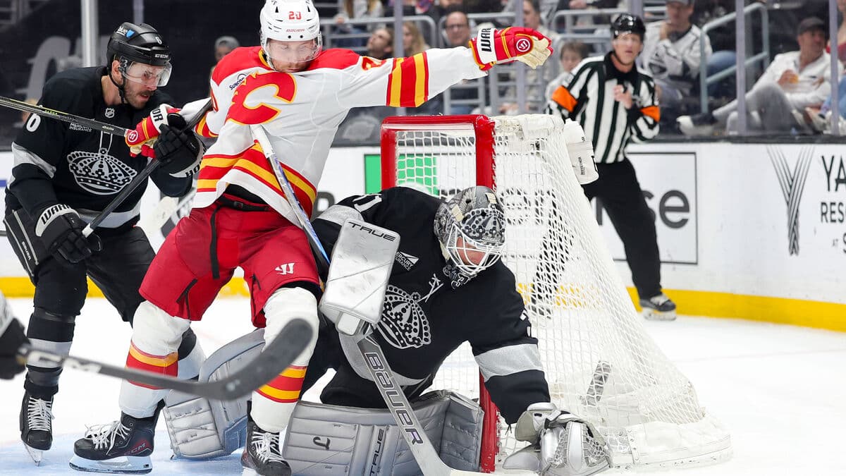 Anton Forsberg posts 10th career shutout in Los Angeles home win
