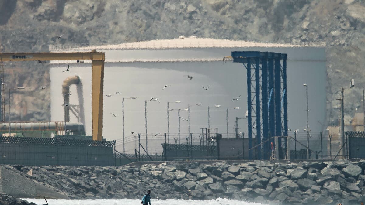 Saudi Arabia tightens oil tap as it cuts production