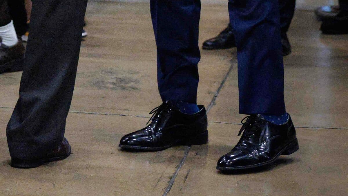 Marco Rubio struggles to fill Trump's shoes, literally