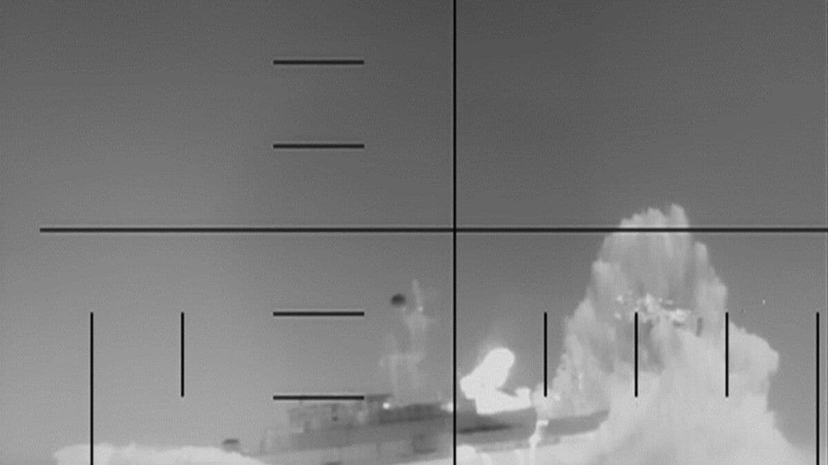 US submarine sinks Iranian ship, over 80 dead