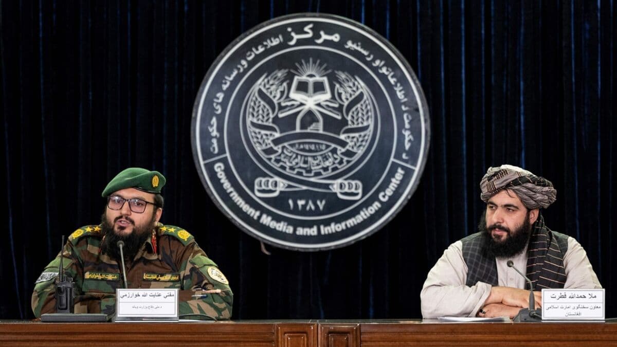 Explosions in Kabul as thousands flee